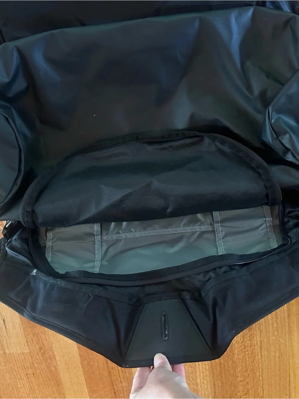 Henty Wingman suit bag